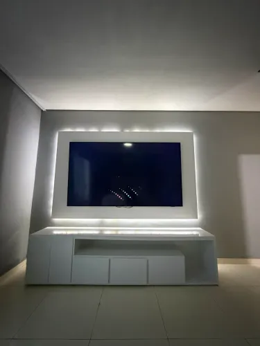 Conjunto painel flutuante com LED e rack em laca branco
