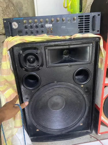 Vendo uma caixa de som boca 15