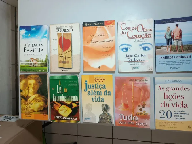 Livros diversos desapegando