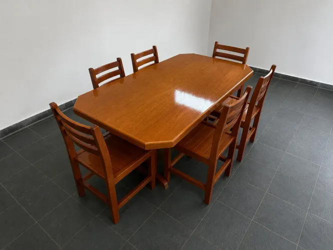 Mesa de jantar em madeira maciça