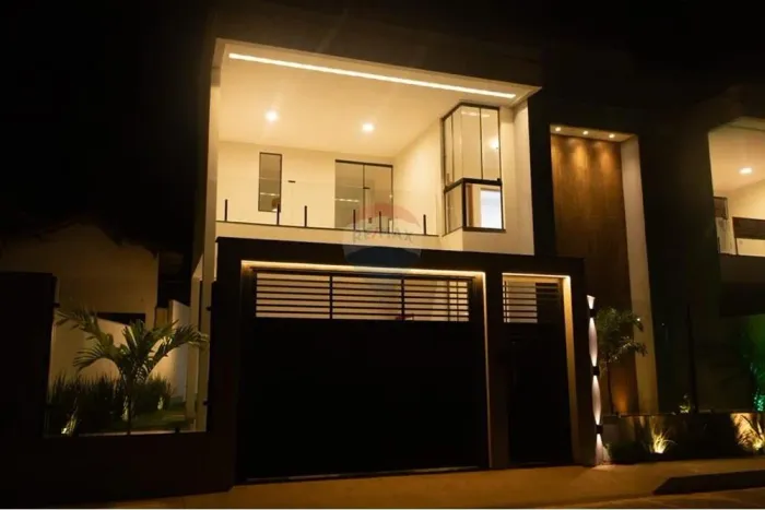 Casa duplex de alto padrão com piscina em Itaoca