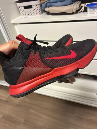 Lebron Witness IV Preto e Vemelho 43BR (pouco usado!) 499$