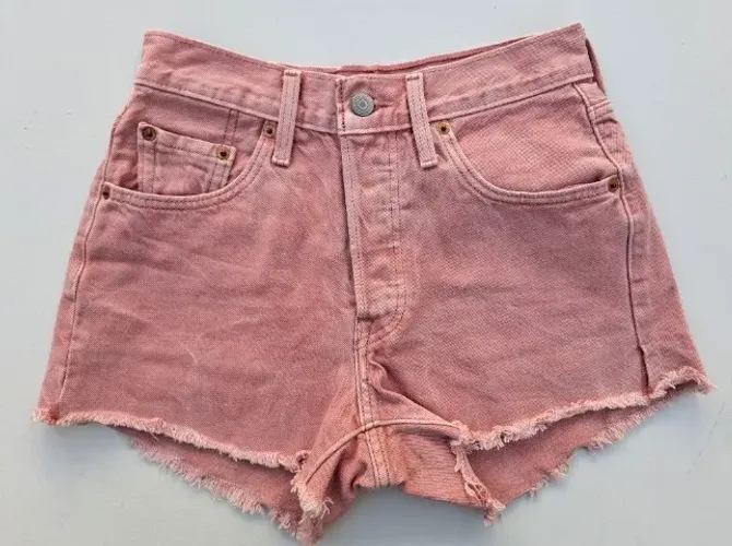 Shorts feminino marca Levis modelo 501 tamanho 34 cor rosa
