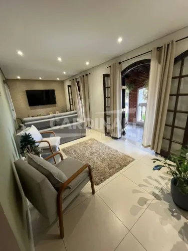 Casa Térrea Repaginada à Venda em Campinas com 3 dormitórios e 4 vagas.