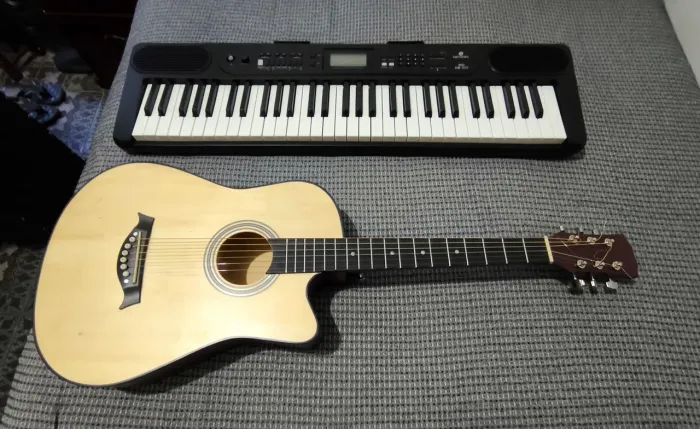 KIT MUSICAL COMPLETO: Teclado + Violão Folk (Com Acessórios) - Oportunidade Única!