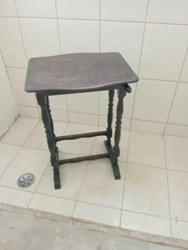 Antiga Costureira ou mesa de apoio em madeira de lei