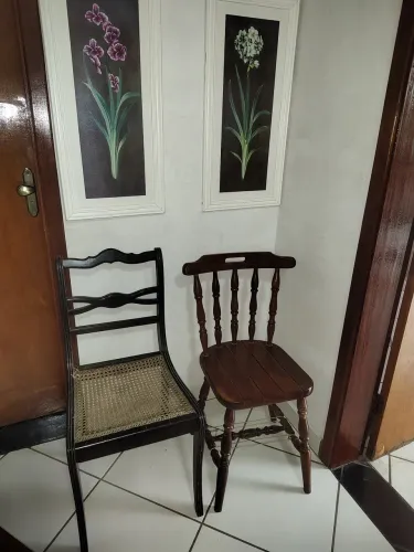 Duas cadeiras antigas 