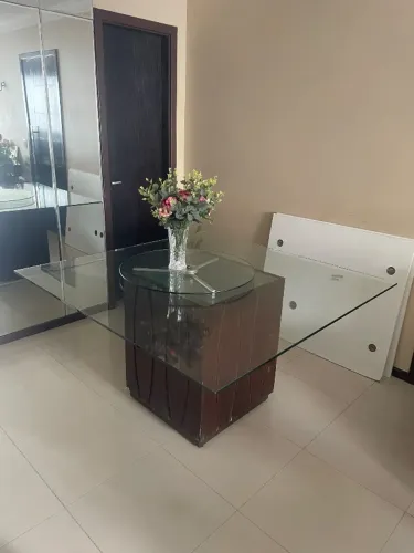 Mesa de jantar de vidro 1,40x1,40 com centro giratório e base em MDF