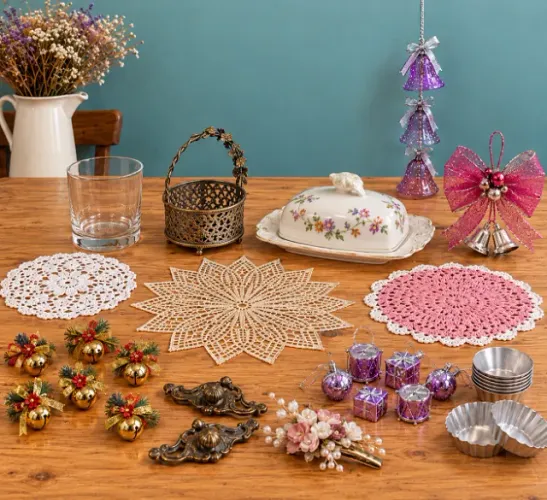 Conjunto variado de itens de cozinha, objetos decorativos e natalinos