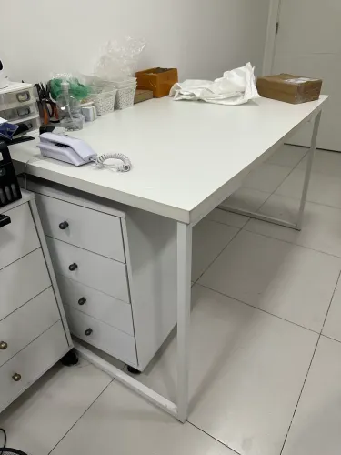 Mesa branca com gaveteiro