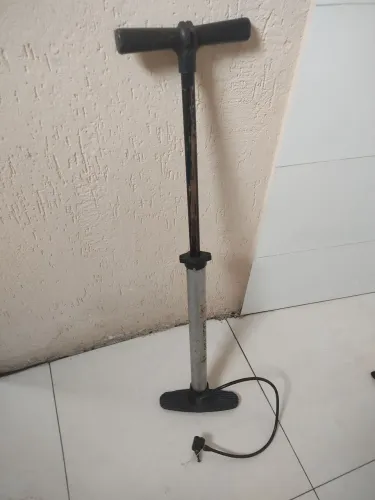 Bomba de Ar Manual Vertical com Apoio de Pé - Enche Pneu e Bola