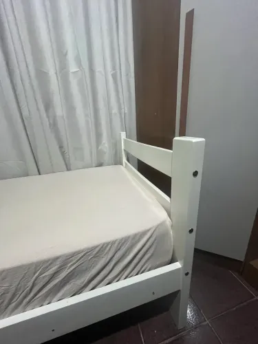 Cama de solteiro de madeira maciça