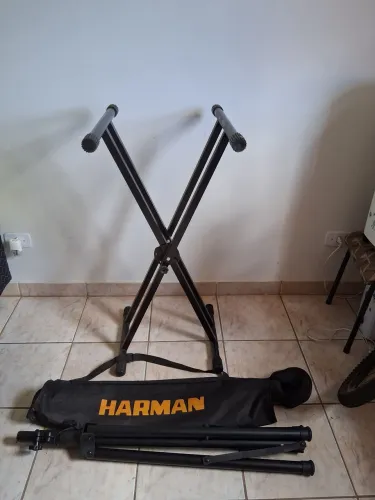 Dois suportes em X para teclado