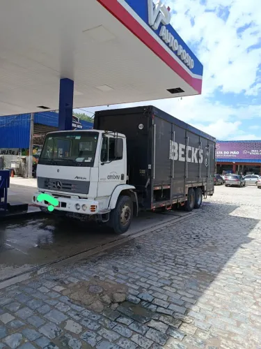 Caminhão baú de bebida 