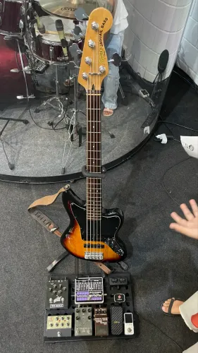 Baixo squier jaguar 5 cordas