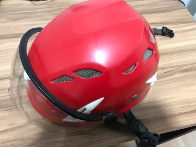 Capacete kask resgate usado
