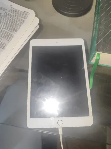 tablet Apple iPad Mini prateado com revestimento em alumínio.