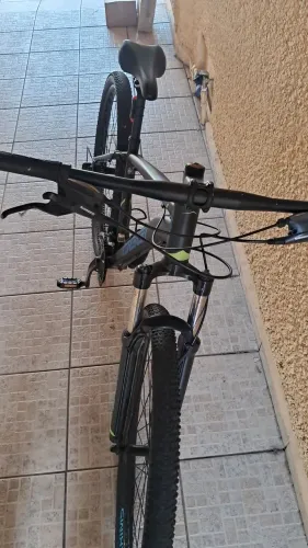 Bicicleta uma Oggi Hacker HDS, freio hidráulico