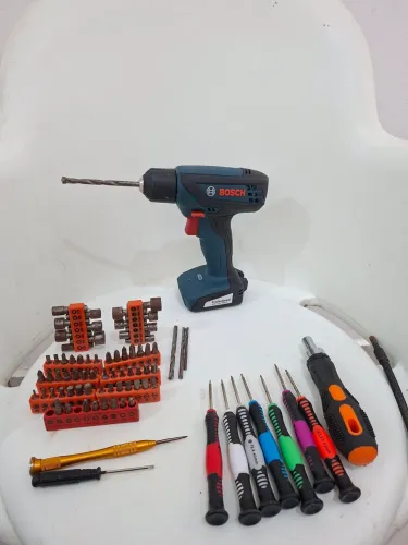 Kit Parafusadeira/Furadeira Bosch GSR 1000 Smart 12V + Jogo de Bits e Chaves