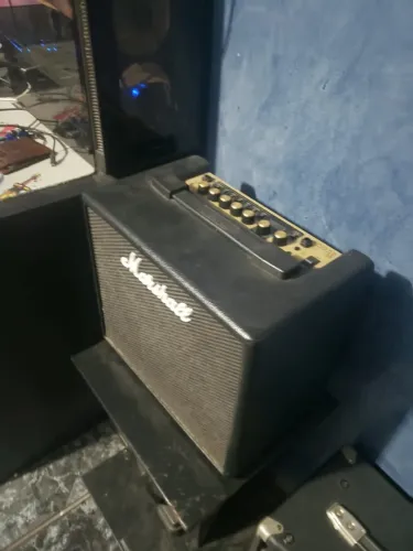 Amplificador Marshall code 25 + Footswitch