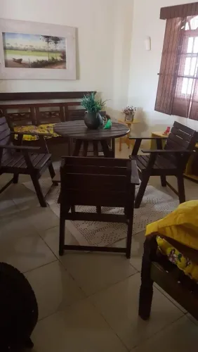 Vendo jogo de mesa com 4 cadeira maciça