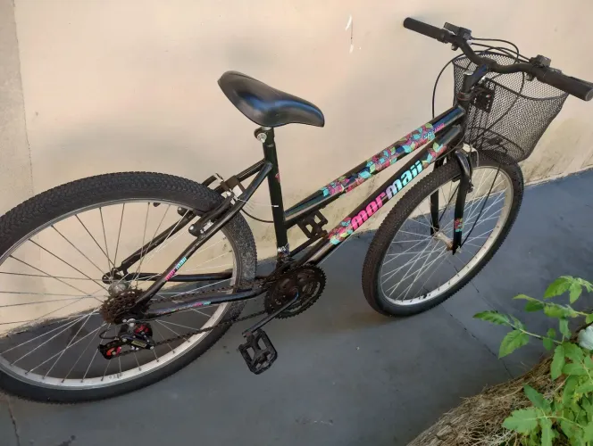 Vende-se uma bicicleta e uma cama elástica