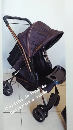 Vendo carrinho de bebê e lote de roupas semi novas...