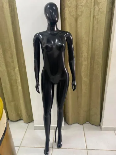Manequim Slim feminino de plástico.