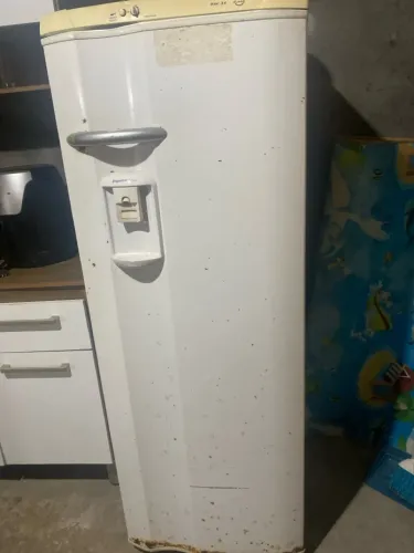 Vende se geladeira