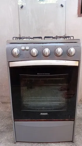 Vendo fogão 100Reais funciona 3bocas e mais o forno não entrego WhatsApp *