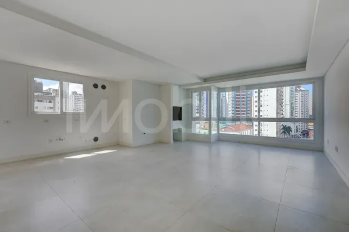 Apartamento no Edifício Camboas Residence no centro de Balneário Camboriú