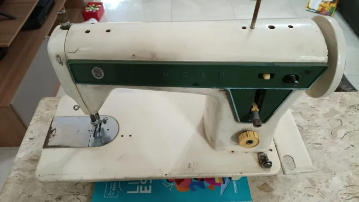 Máquina de costura quebrada para retirada de pecas