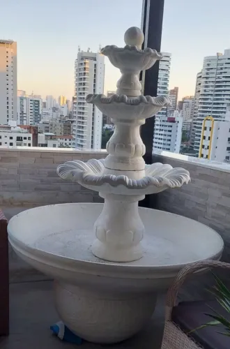 Vendo uma linda Fonte de Jardim