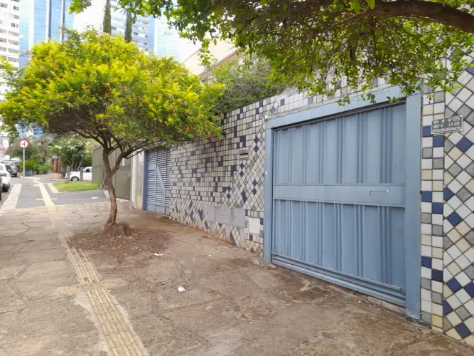 PRÉDIO COM 2 APARTAMENTOS DE 2 QUARTOS/SUÍTES MAIS CASA DE 3 QUARTOS VENDE ÁGUA BRANCA GOI