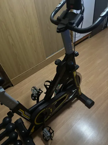 Bicicleta spinning com roda de inércia de 13kg wct fitness
