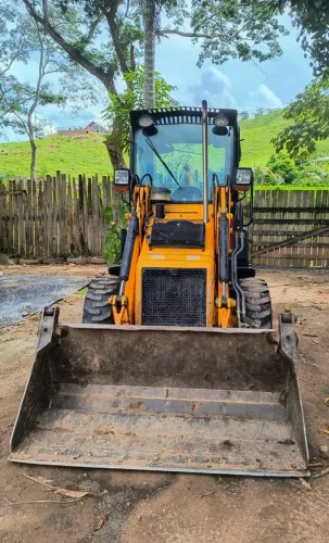 Mini retroescavadeira JCB 1CX cabinada 