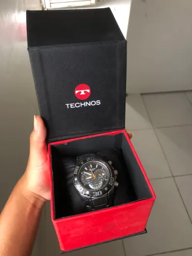 Relógio Technos Chronograph com caixa e pulseira de aço inoxidável robusta 