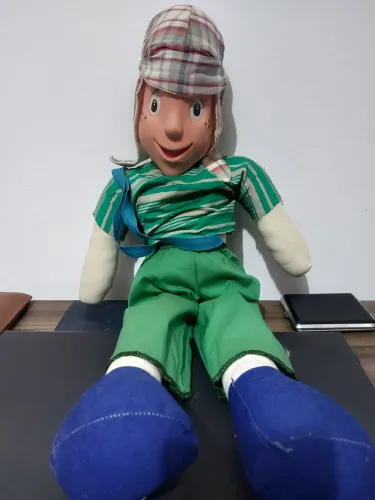 Personagem chaves estilo pelúcia e rosto de vinil
