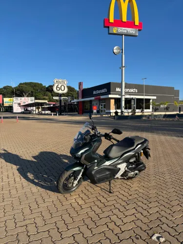 ADV 150 verde metálico