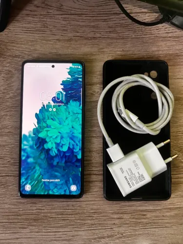Celular Samsung s20 fe em ótimas condições.