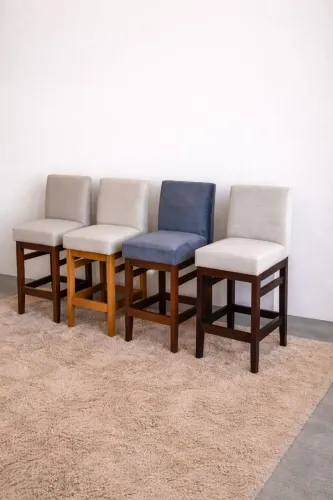 Banquetas em madeira