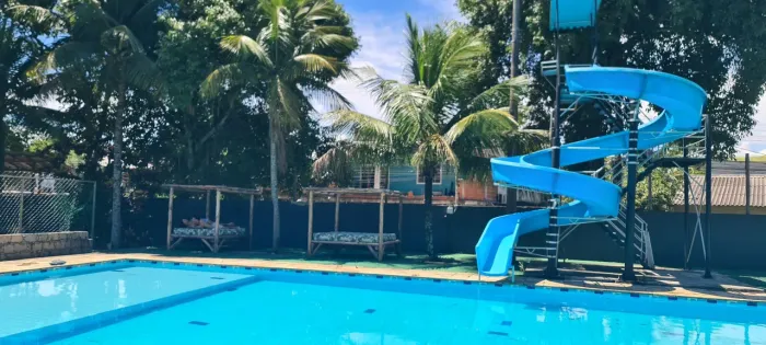 Maravilhoso sítio com a maior piscina com toboágua da zona Oeste, ideal pra Retiros
