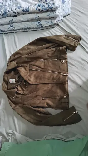 Jaqueta biker em suede com bolso e zíper, na cor verde dá marca bluesteel da renner.