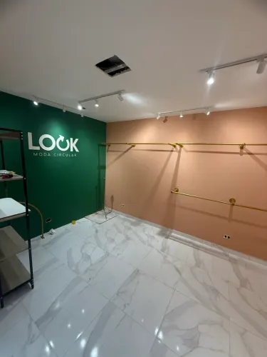 Moveis completos loja de roupas fechamento planejado dourado