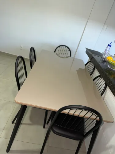 Mesa de vidro com 6 cadeiras