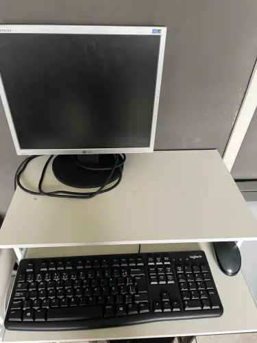 Computador Windows 10 com mesinha