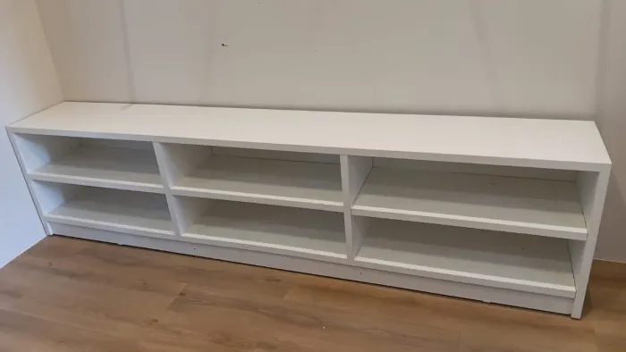 Vendo um armário em mdf de 25mm na cor branco. A medida é 270x67x40