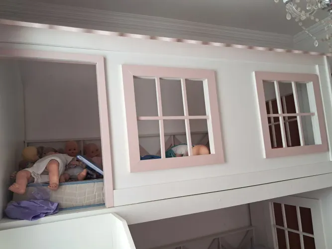 Vendo cama casinha para menina feita sobre medida material de primeira qualidade.