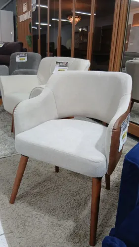 Poltrona no linho e courissimo+ pés em madeira 