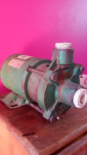 Vendo bomba de água, em ótimo estado